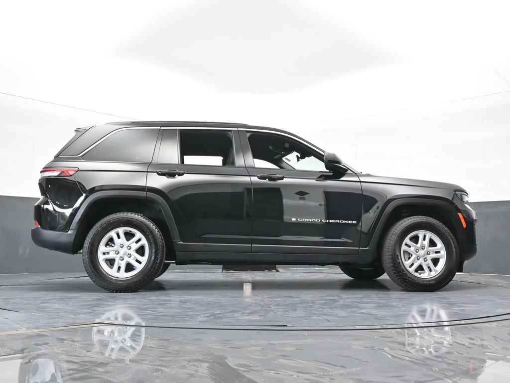 Used 2025 Diamond Black Crystal Pearlcoat Jeep Laredo image 62