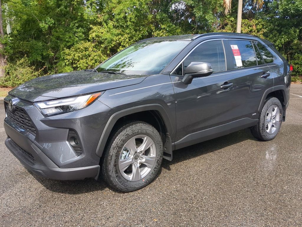 2025 Toyota RAV4 XLE's photo
