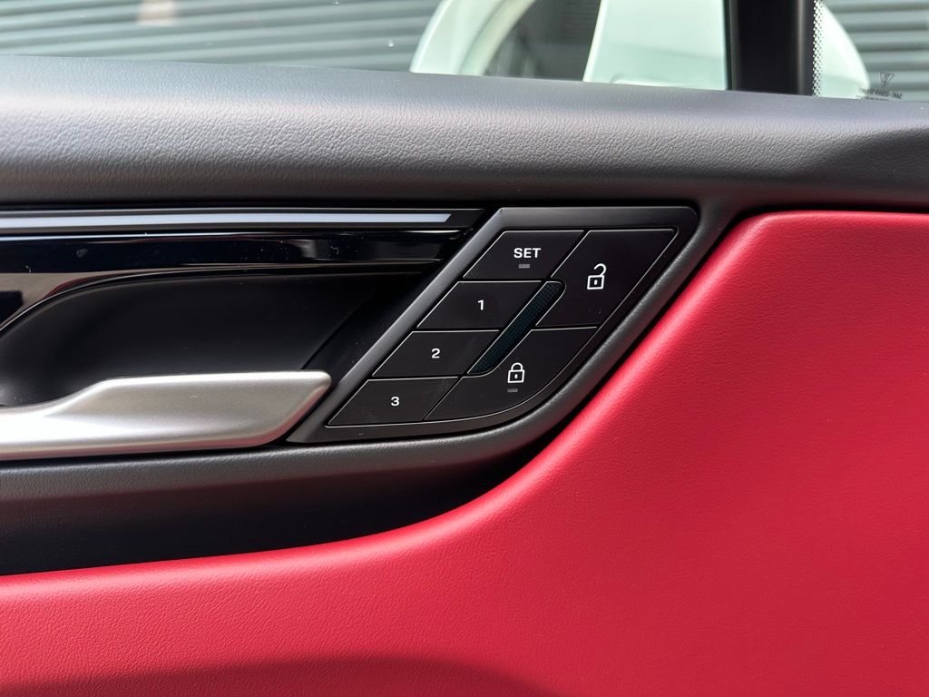 Thumbnail: 2026 Porsche Macan - 20