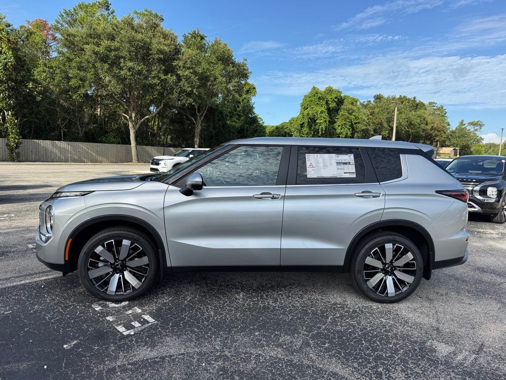 2025 Mitsubishi Outlander SE photo 4