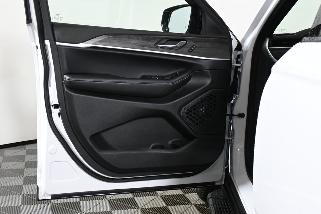 Thumbnail: 2025 Jeep Grand Cherokee - 29