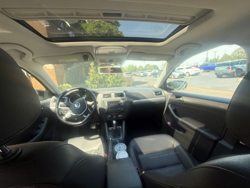 Used 2017 Black Volkswagen 1.4T SE image 22