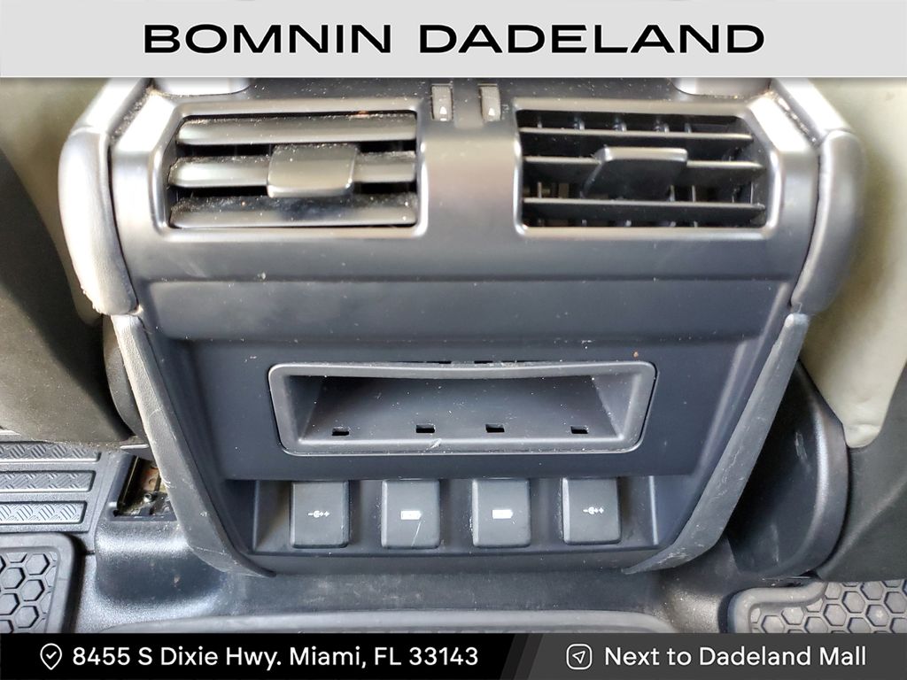 2020 Land Rover Defender 110 SE photo