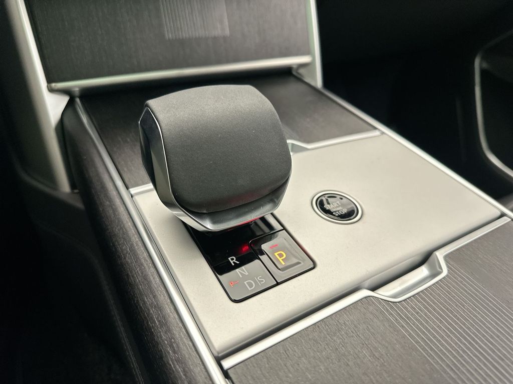 2025 Land Rover Range Rover SE 13