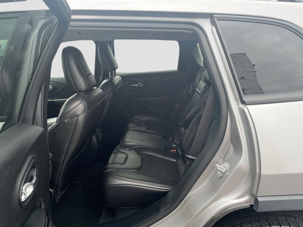 Used 2019 Silver Jeep Latitude Plus image 23