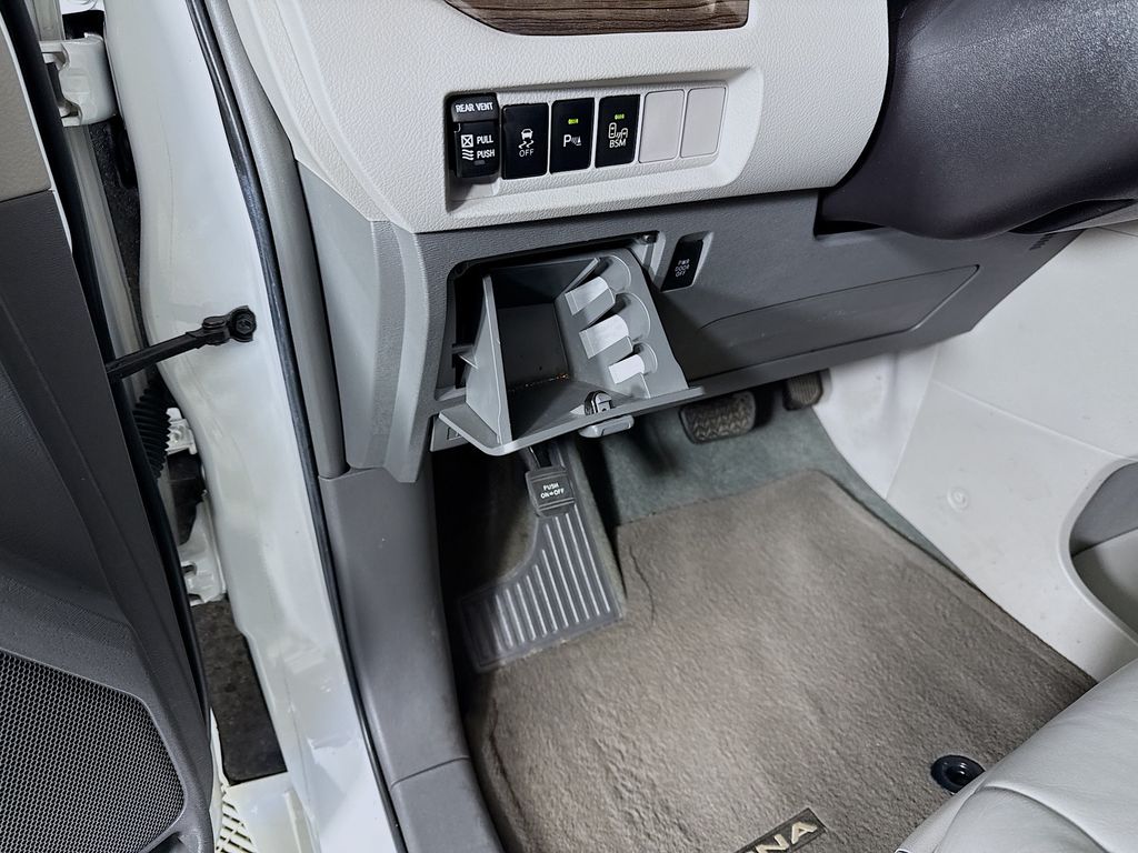 Thumbnail: 2017 Toyota Sienna - 10