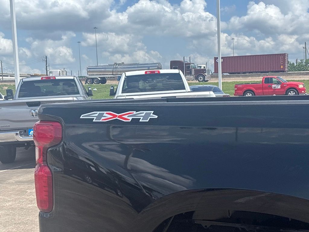 2023 Chevrolet Silverado 1500 LT - 9