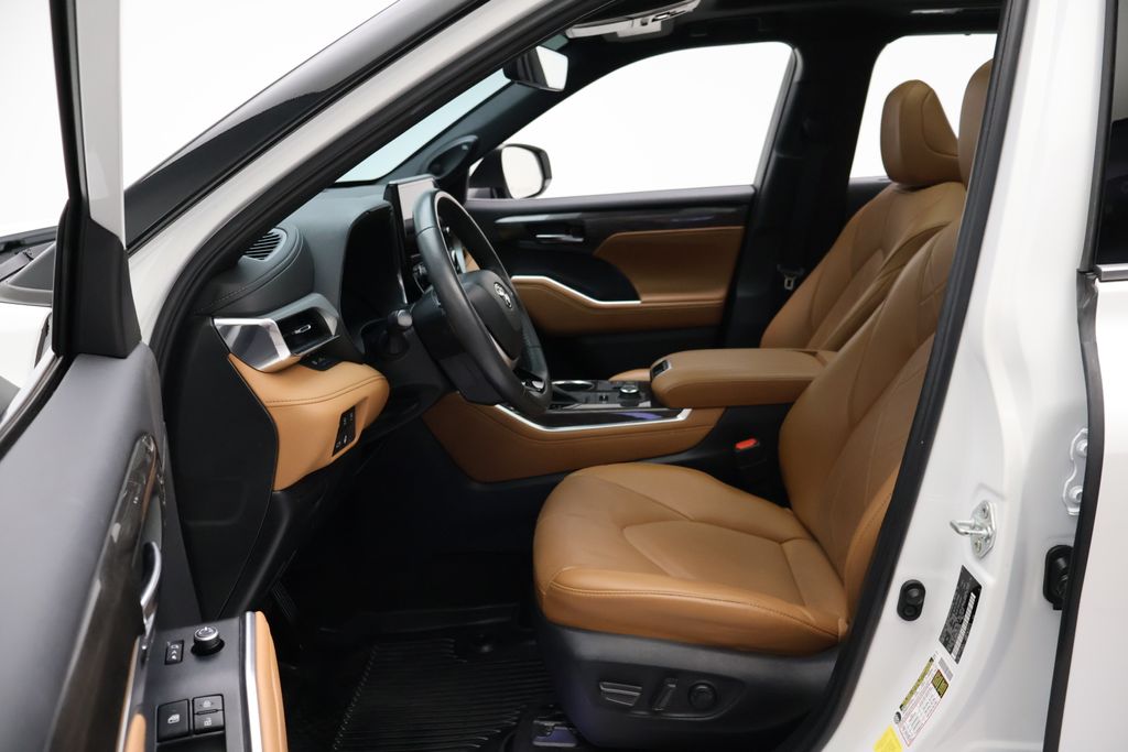 Thumbnail: 2023 Toyota Highlander - 14