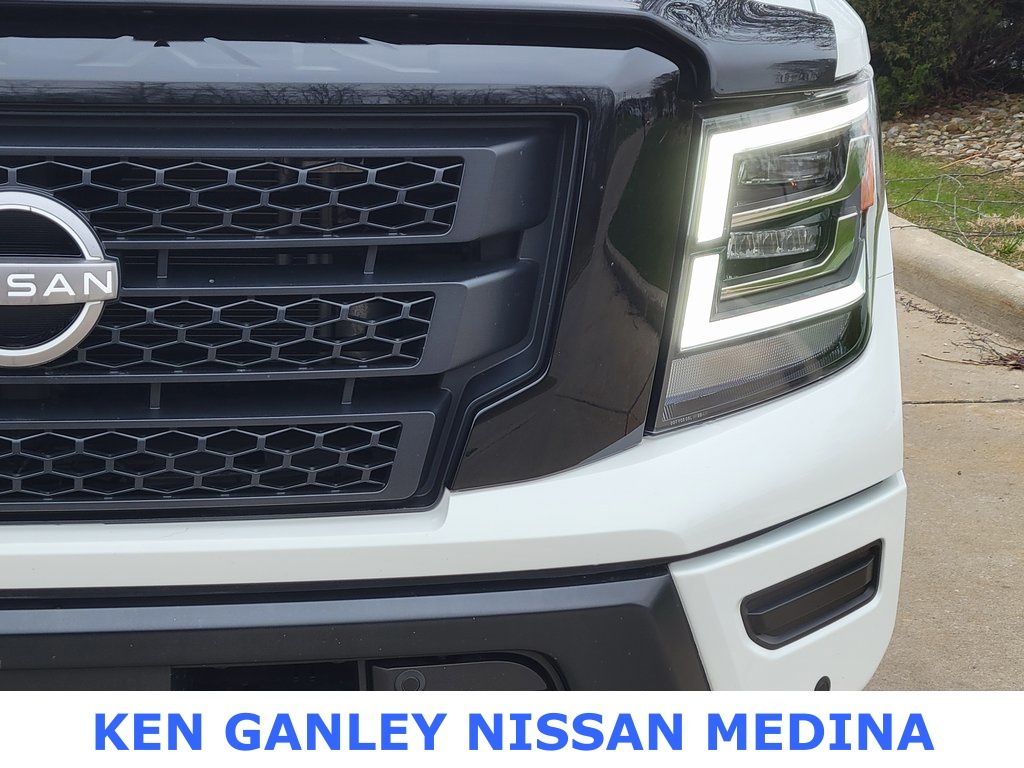 2023 Nissan Titan SV photo