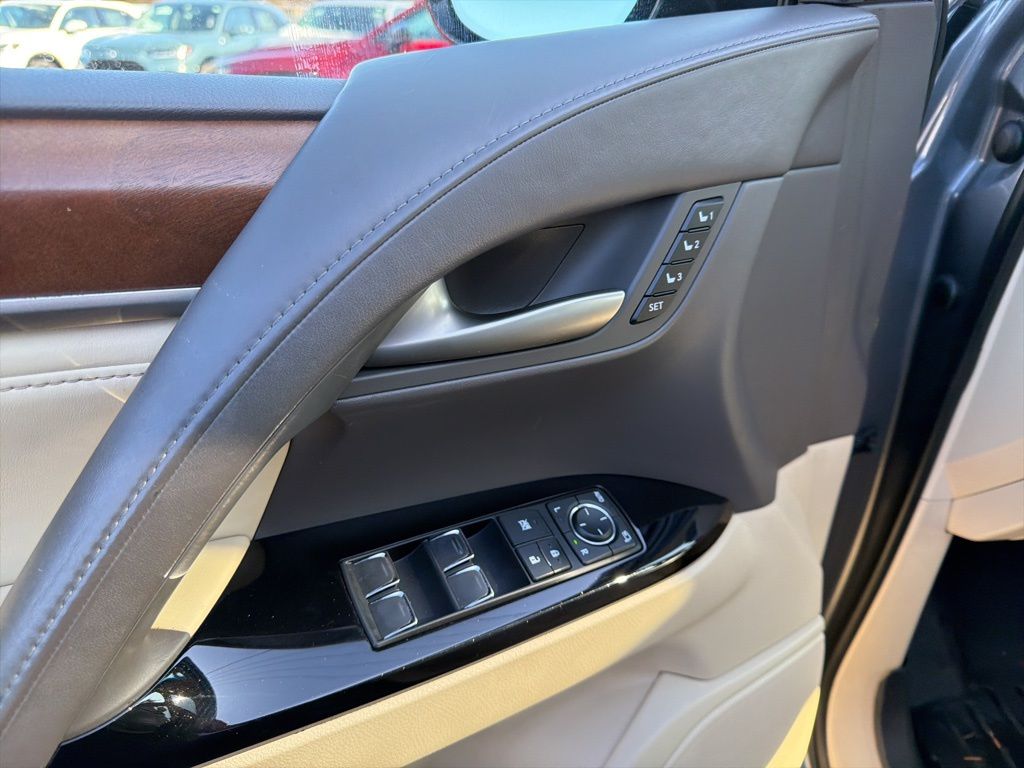 Thumbnail: 2020 Lexus LX - 32