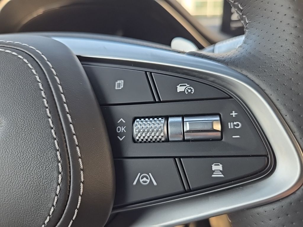 2025 Genesis GV70  31