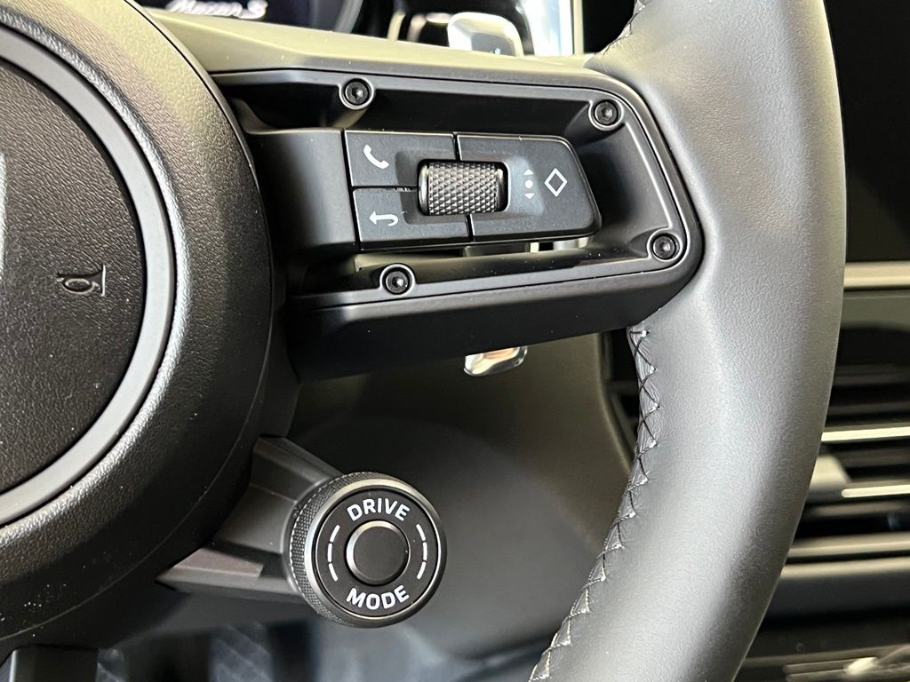 Thumbnail: 2026 Porsche Macan - 9