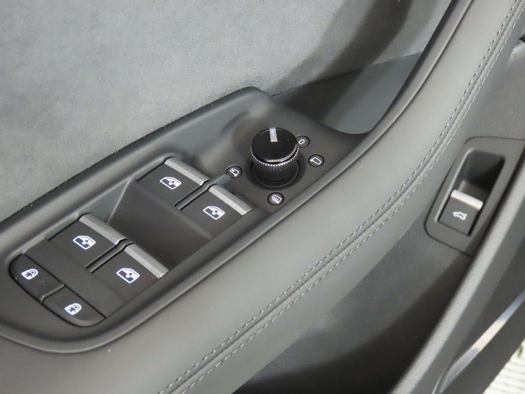 Thumbnail: 2025 Audi RS Q8 - 28