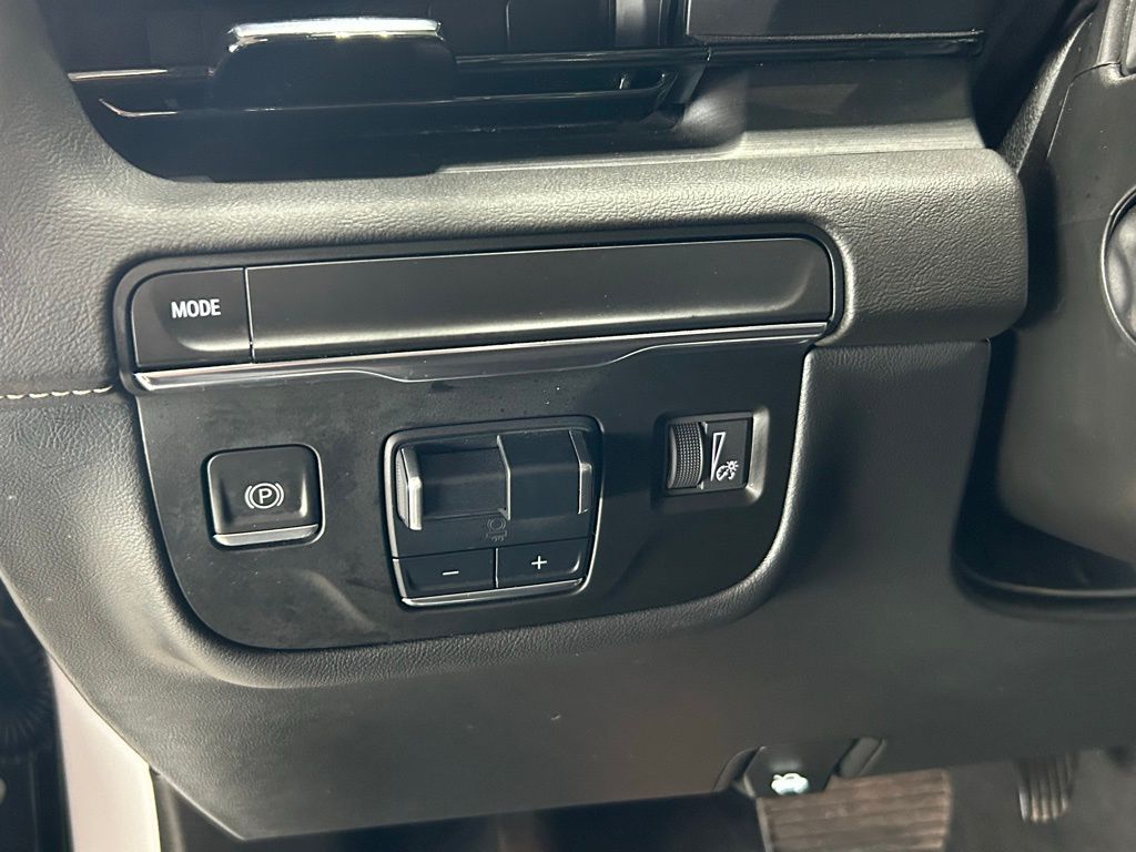 Used 2022 Crystal White Tricoat Cadillac Sport image 18