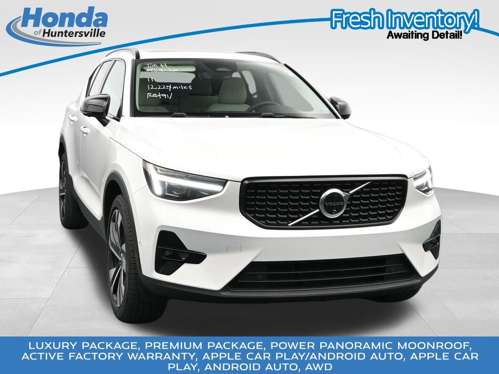Crystal White Pearl 2025 Volvo XC40 B5 Plus Dark Theme AWD SUV / Crossover All-Wheel Drive Automatic