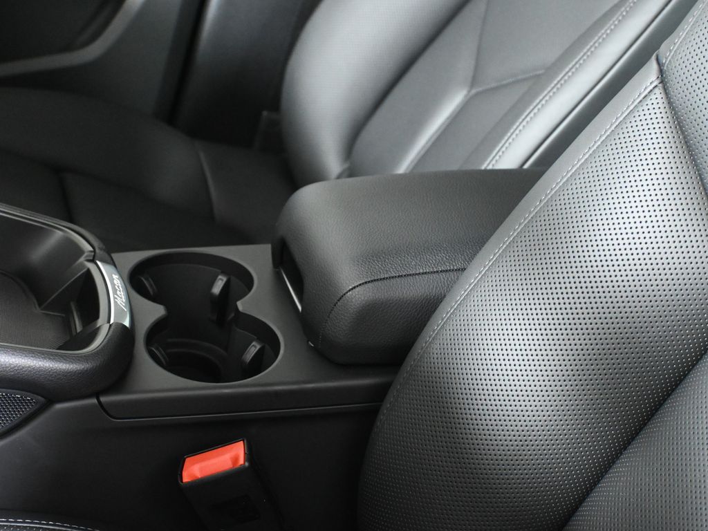 Thumbnail: 2026 Porsche Macan - 27