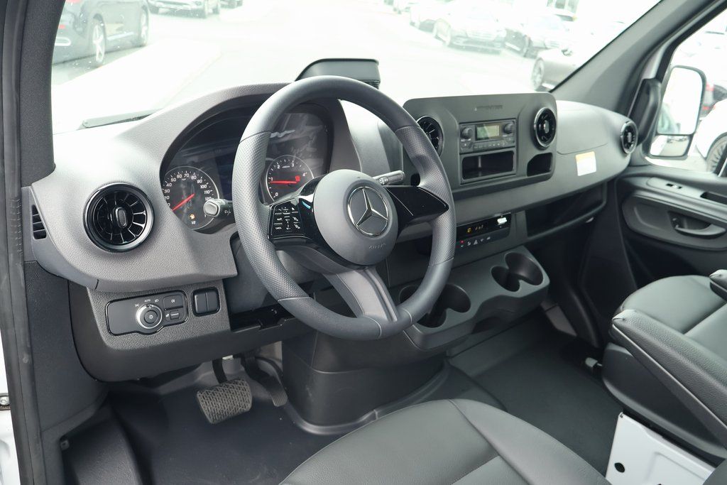Thumbnail: 2025 Mercedes-Benz Sprinter - 3