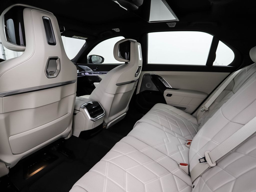 Thumbnail: 2026 BMW 7 Series - 22
