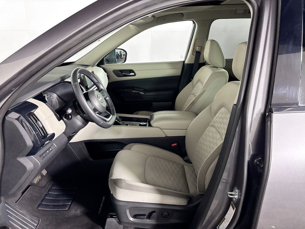 2022 Nissan Pathfinder SV