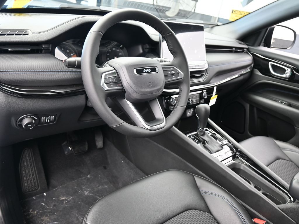 New 2026 Diamond Black Crystal Pearlcoat Jeep Latitude image 12