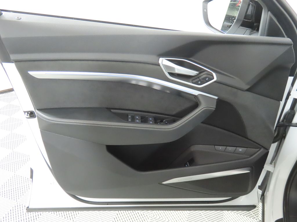 Thumbnail: 2022 Audi e-tron - 28