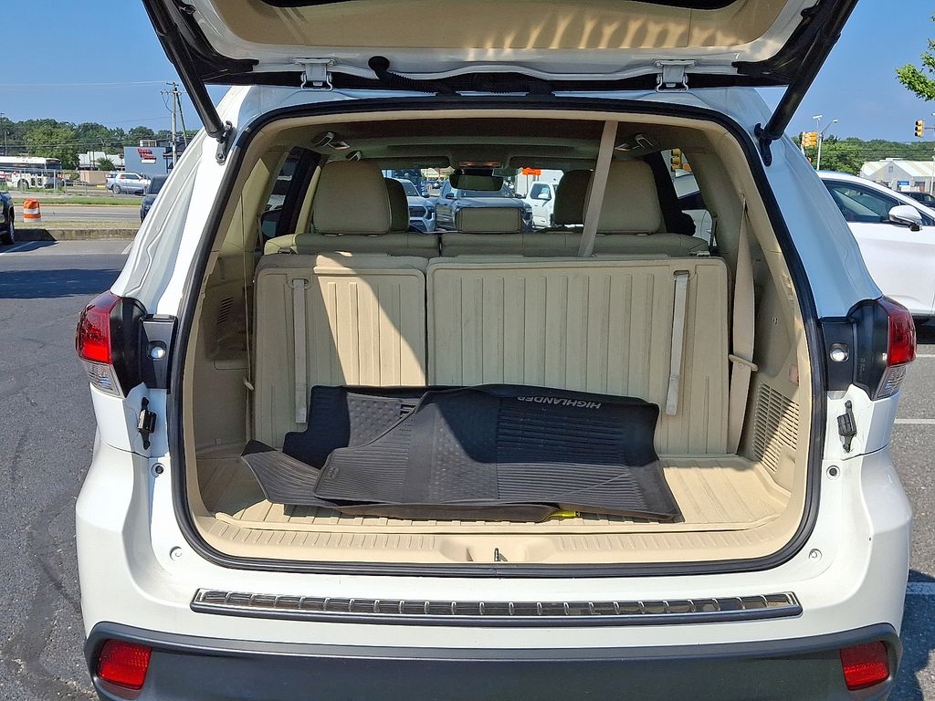 Thumbnail: 2017 Toyota Highlander - 30