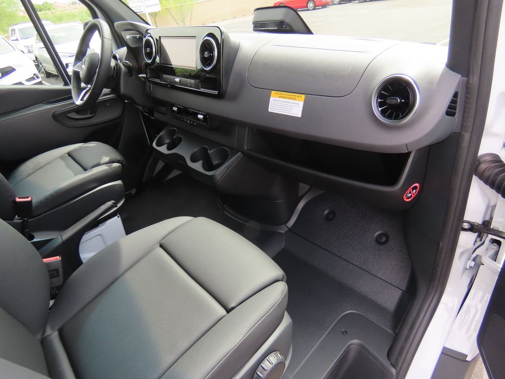 Thumbnail: 2025 Mercedes-Benz Sprinter - 18