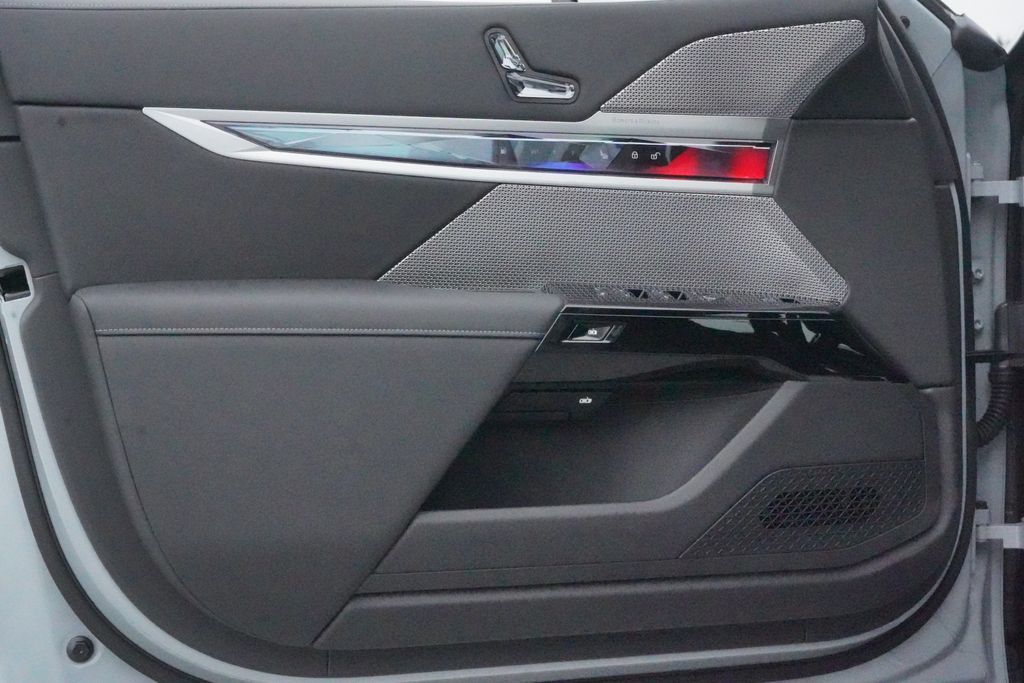2025 BMW 7 Series 750e xDrive 10