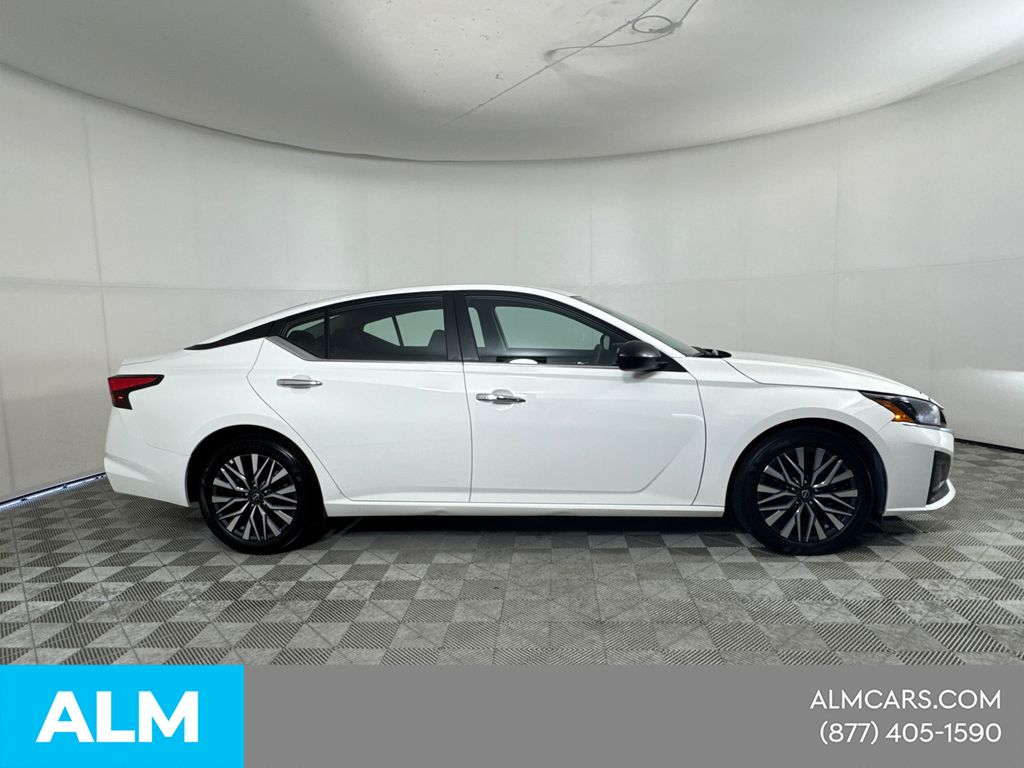 Used 2025 White Nissan 2.5 SV image 6