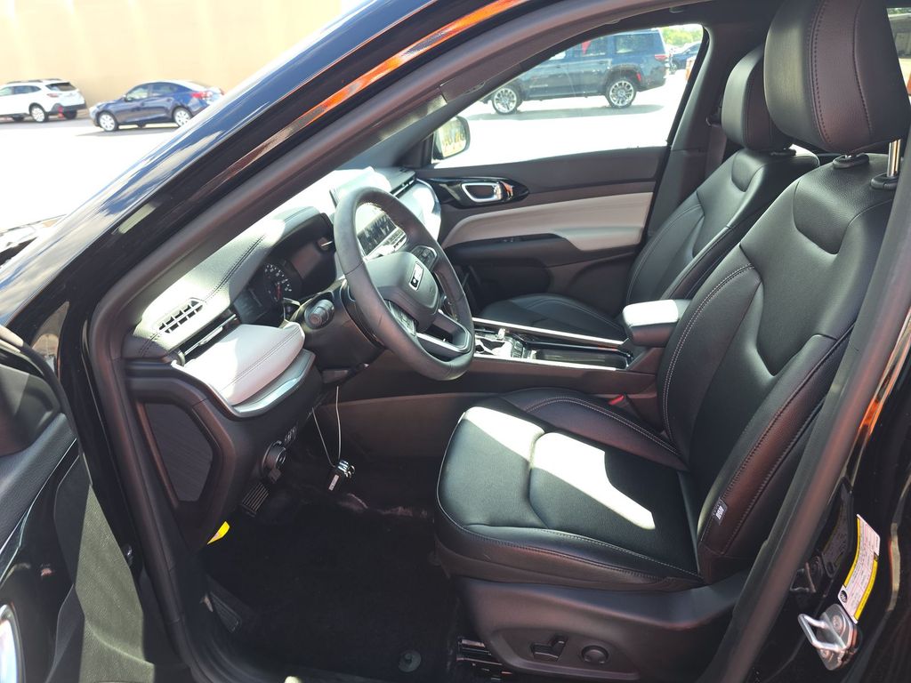 2025 Diamond Black Crystal Pearlcoat Jeep Compass Limited 4X4 SUV