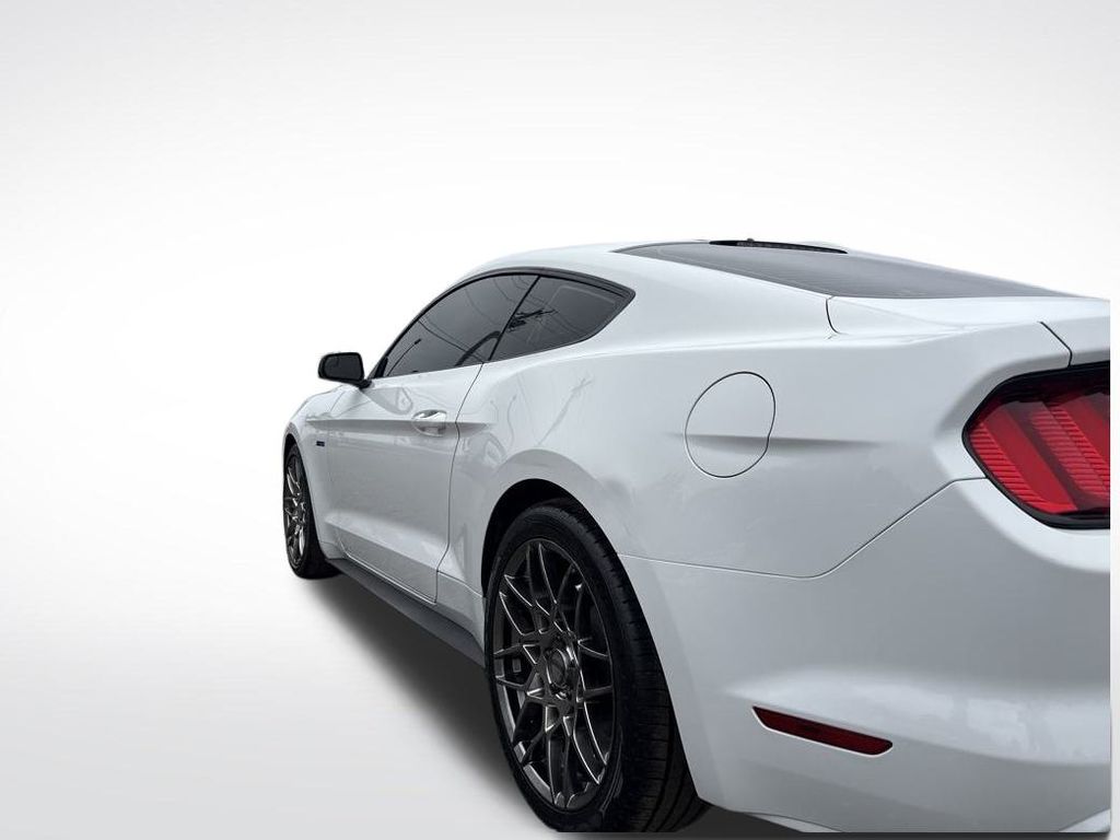 2017 Oxford White Ford Mustang V6 RWD Coupe