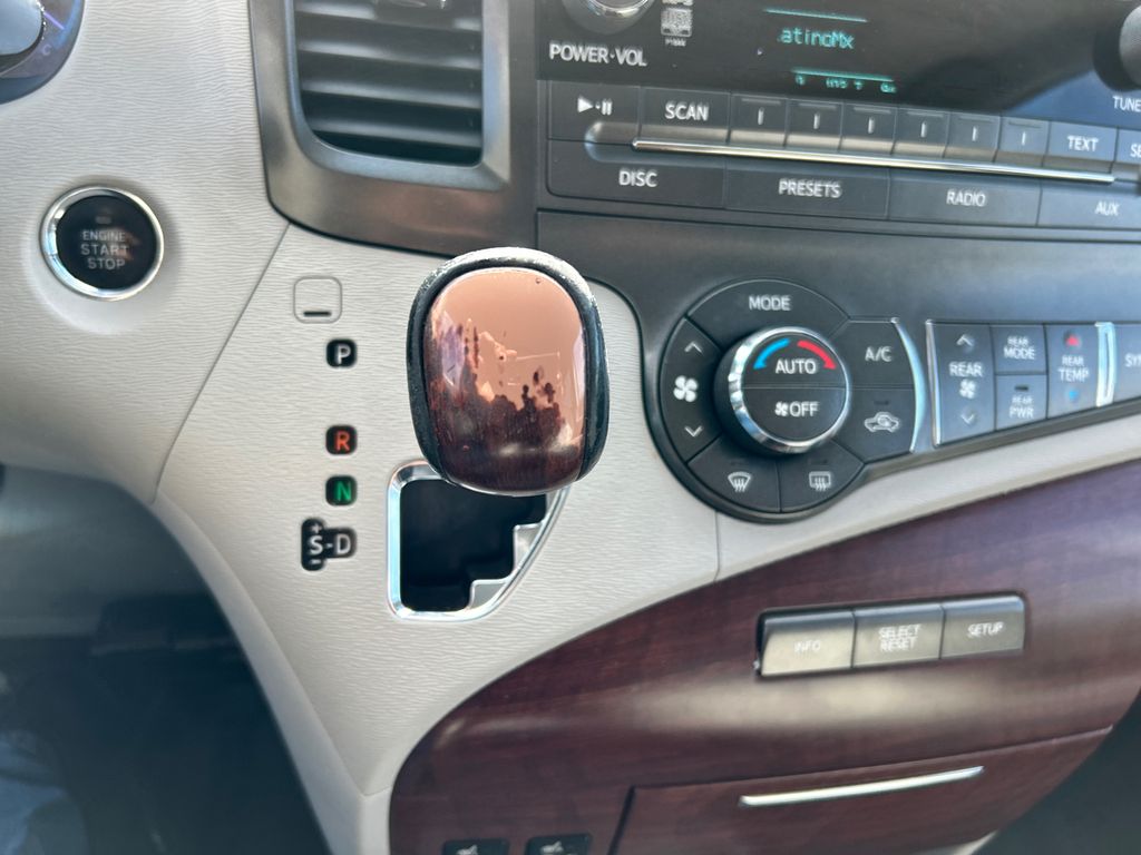 2014 Toyota Sienna XLE 21