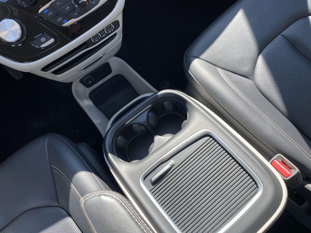 Used 2024 Chrysler Pacifica Van