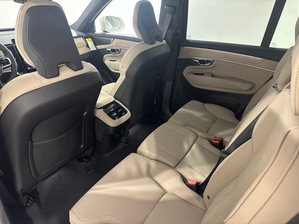 New 2026  Volvo B6 Plus 7-Seater image 21