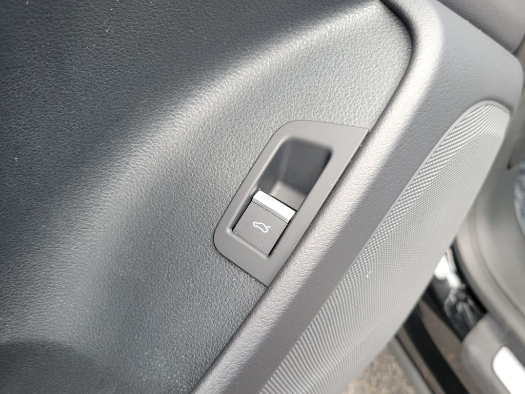 Thumbnail: 2023 Audi Q8 - 29