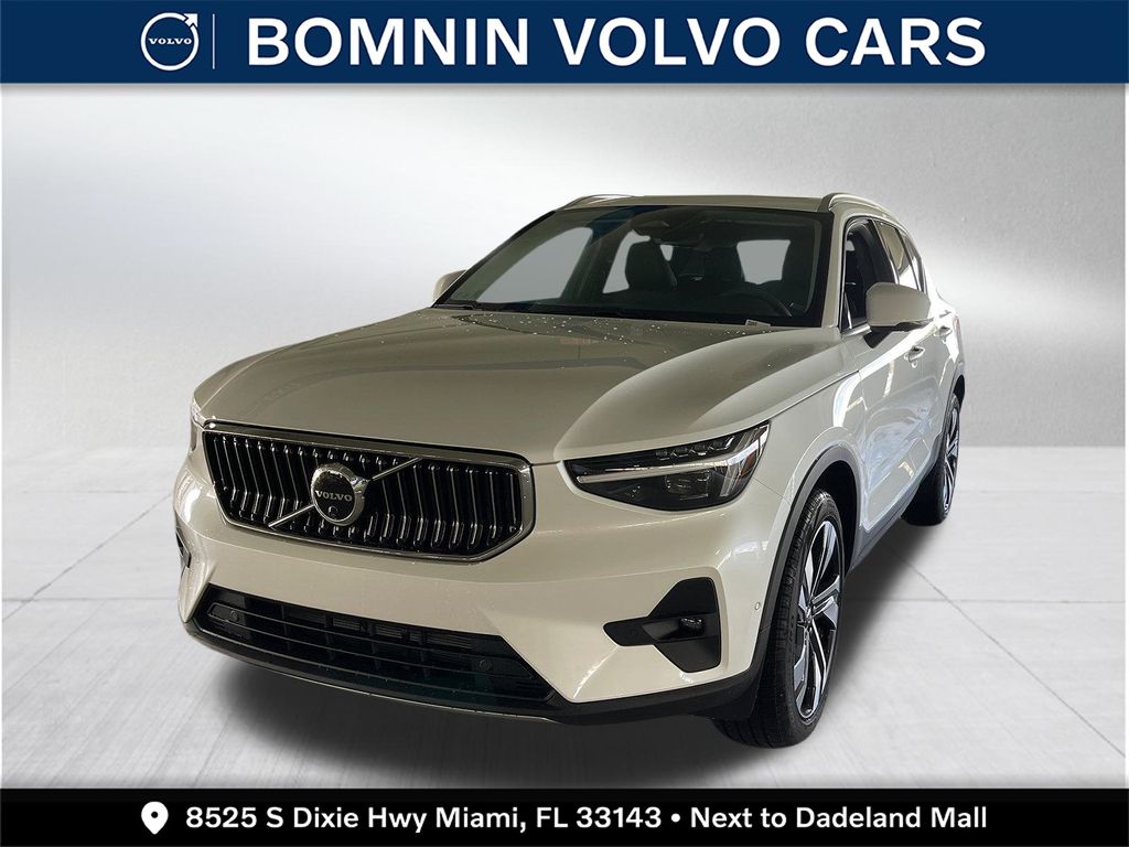 2025 Volvo XC40 B5 Plus Bright Theme photo