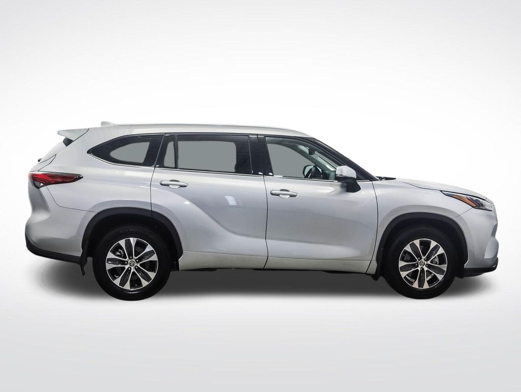 Thumbnail: 2022 Toyota Highlander - 6