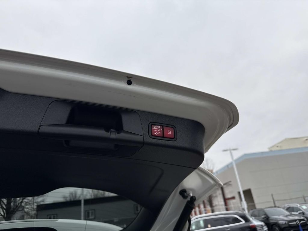 Thumbnail: 2022 Mercedes-Benz GLB - 31