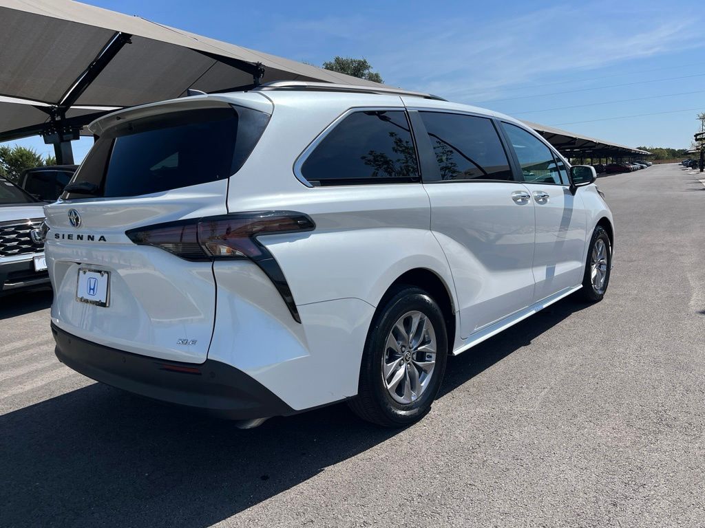 Thumbnail: 2025 Toyota Sienna - 4