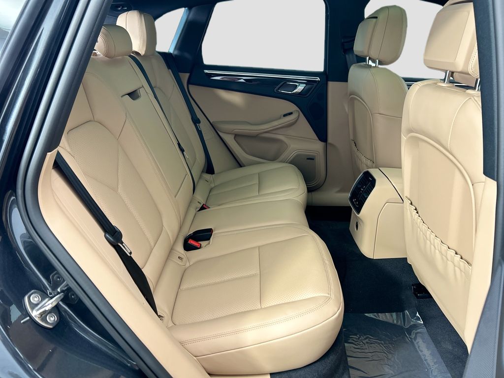 Thumbnail: 2026 Porsche Macan - 23