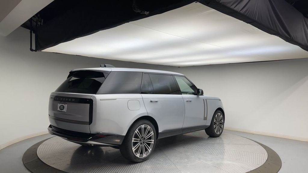 2025 Land Rover Range Rover SE 8