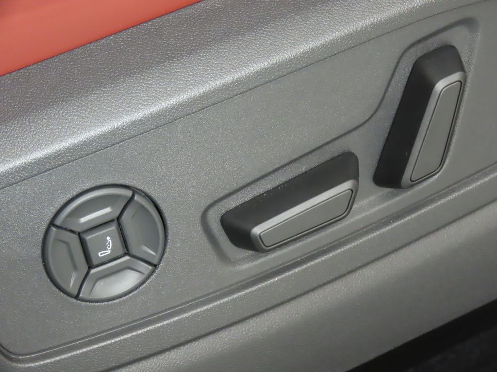 Thumbnail: 2025 Audi SQ5 - 31