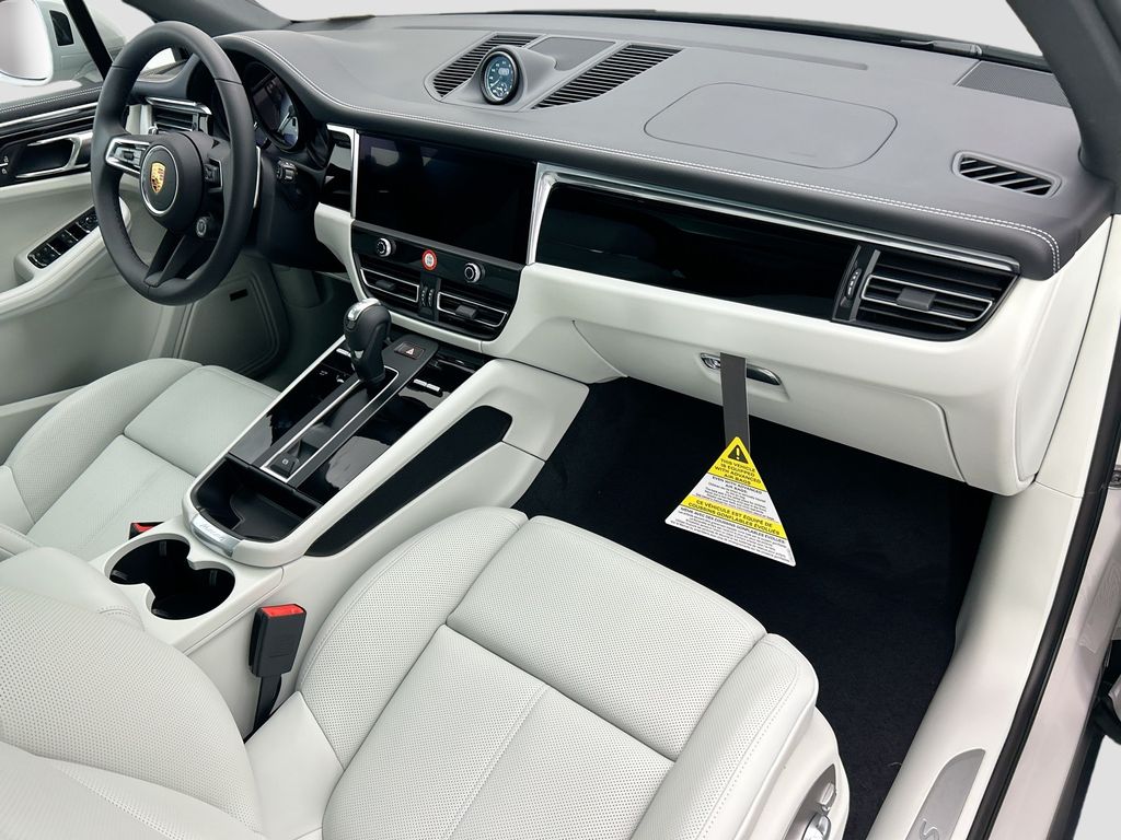 Thumbnail: 2026 Porsche Macan - 20