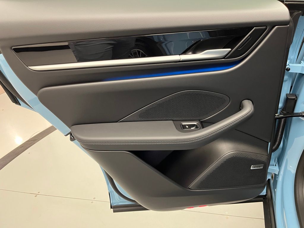 Thumbnail: 2025 Porsche Macan - 24
