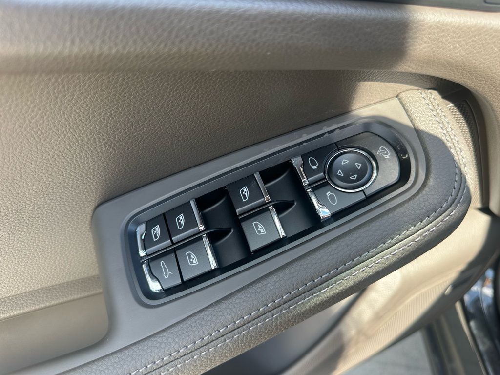 Thumbnail: 2026 Porsche Macan - 21