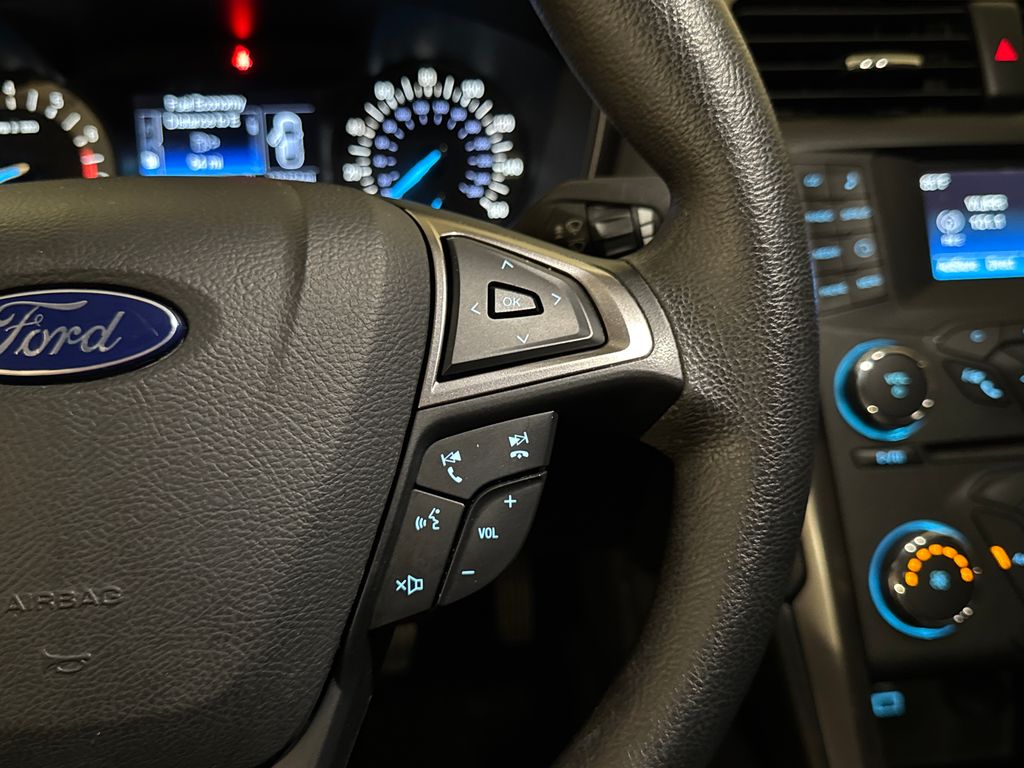 2017 White Gold Ford Fusion SE FWD Sedan