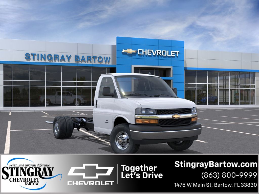 Summit White 2025 Chevrolet Express Chassis 3500 Cutaway 139 Van Rear-Wheel Drive 8-Speed Automatic