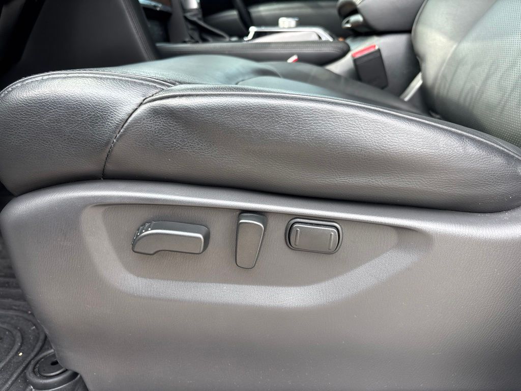 Used 2023 White Nissan SL image 20