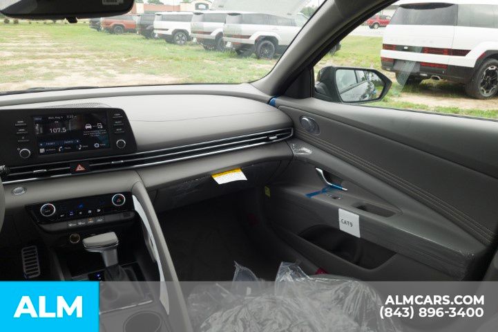Used 2025 Gray Hyundai SEL Sport image 17