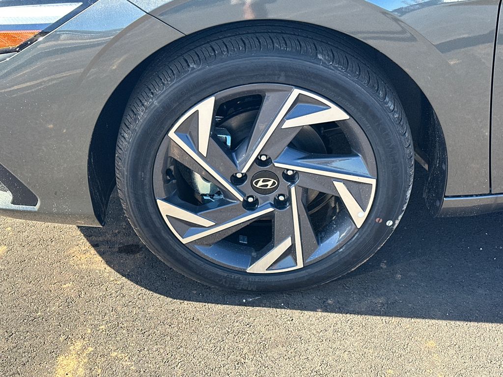 Used 2025 Gray Hyundai SEL Sport image 11